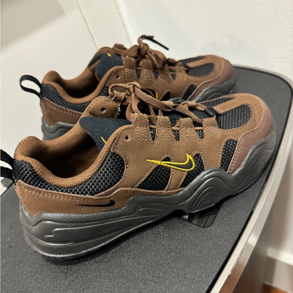 LIKE NEW Nike sneakers for sale - Picture 5 of 5